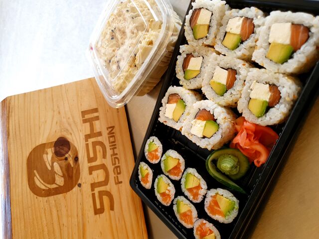 Sushi (Kuka maki, hosomaki saumon avocat, et une salade)