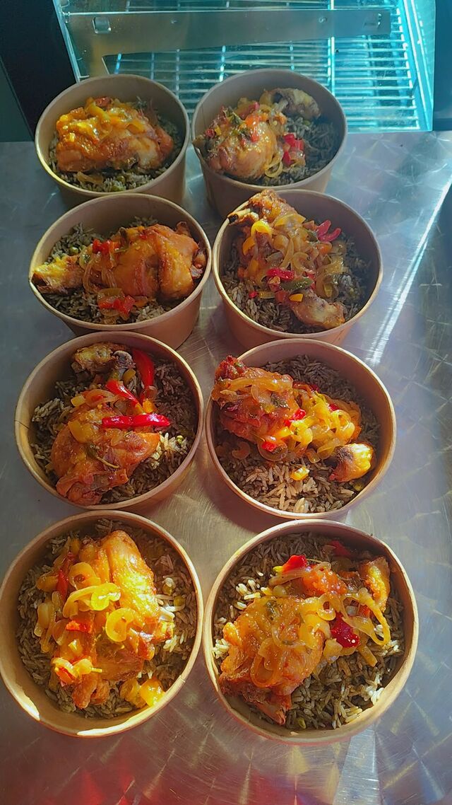 Riz djondjon accompagné de poulet en sauce 