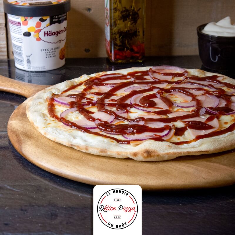 LA CRAZY-BACON : crème fraiche, bacon, sauce barbecue, mozzarella, poulet tikka, oignons, persillade.