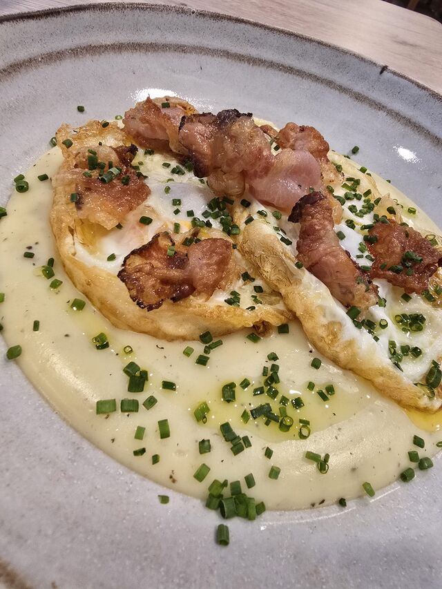 Huevos fritos de gallina campera, parmentier trufada y papada de cerdo crujiente