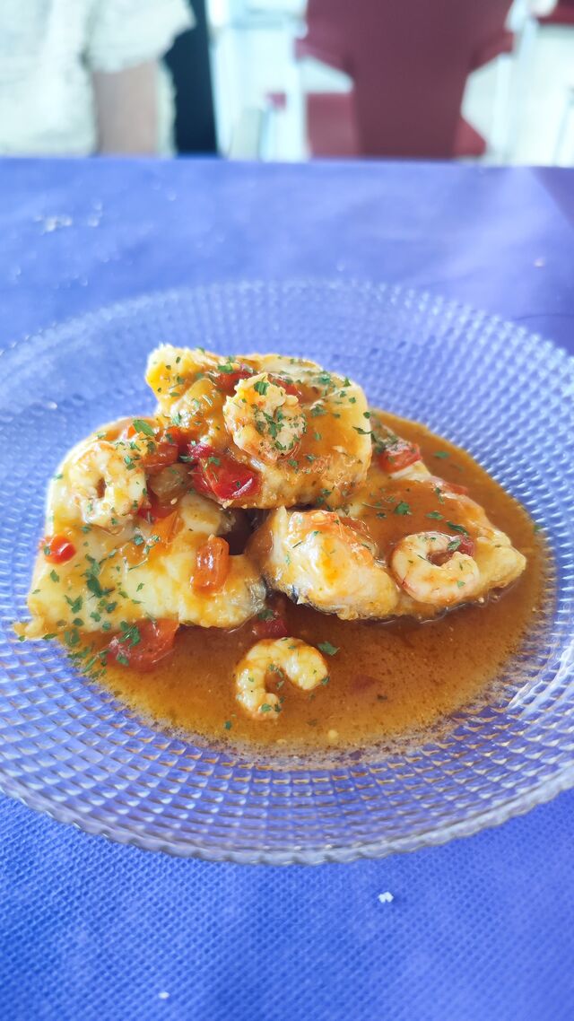 Merluza con salsa marinera y gambas 