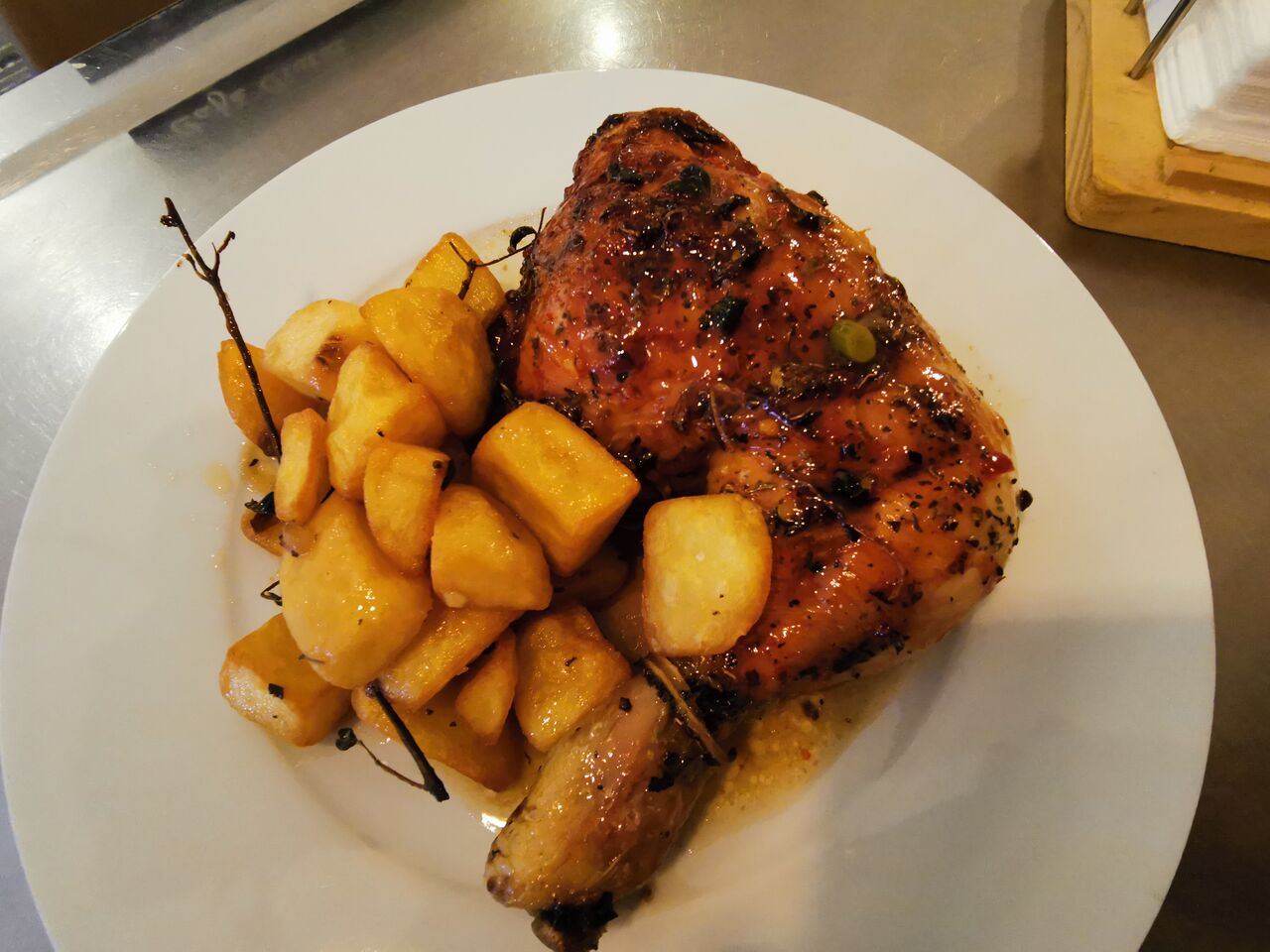 Cuartos traseros de pollo al horno con mostaza y miel C/ patatas.