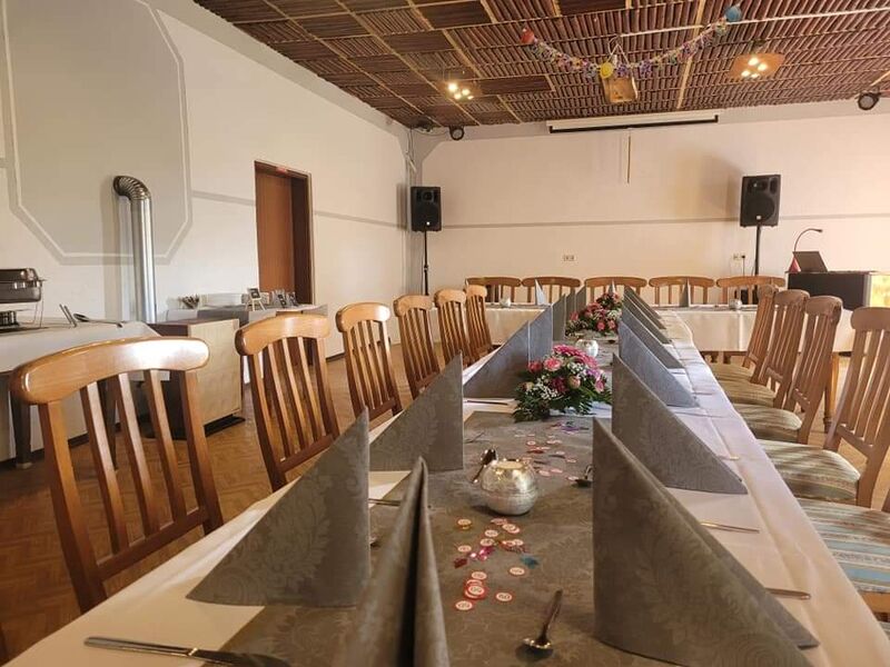 Saal mit eingedecktem Tisch