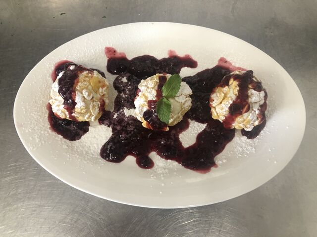 Hideg túrógombóc ropogós cornflakesbe forgatva, erdeigyümölcs mártással