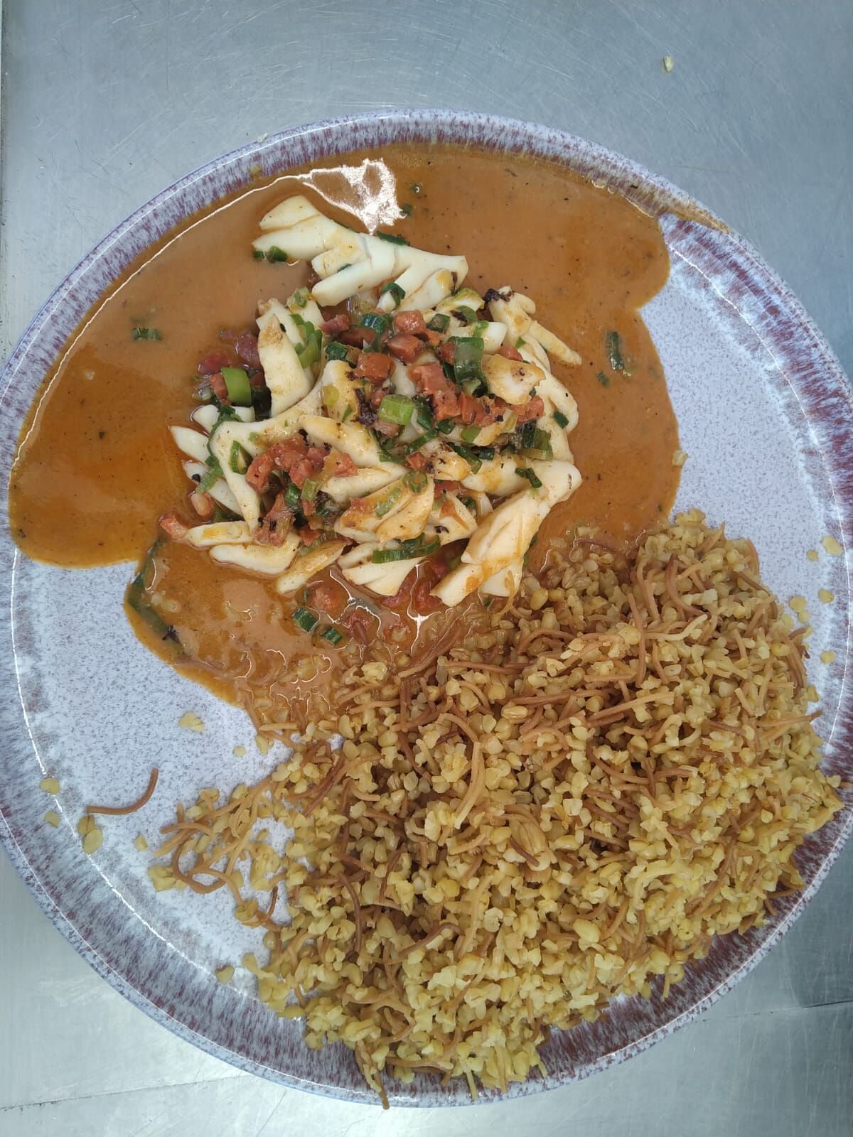 Lamelles d'encornets au chorizo, boulgour aux cheveux d 'anges