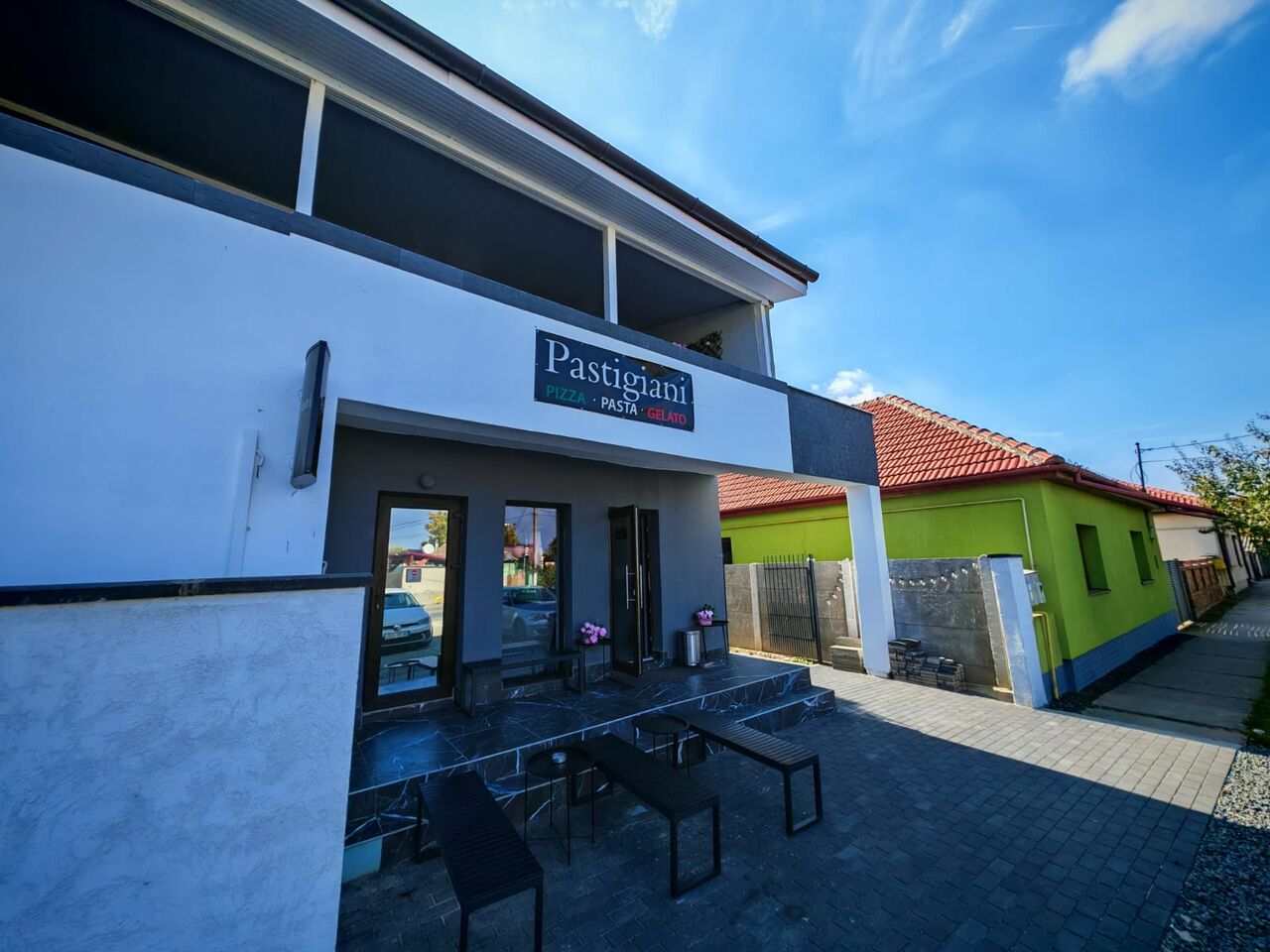 Intrarea principala si Intrarea prin Dreapta spre Terasa