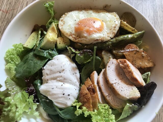 Salad Bowl mit Hühnerbrust, Avocado, Spiegelei und Tahini-Joghurt