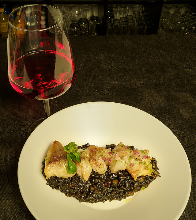 Rissoto negro de calamares con medallones de rape a la parrilla