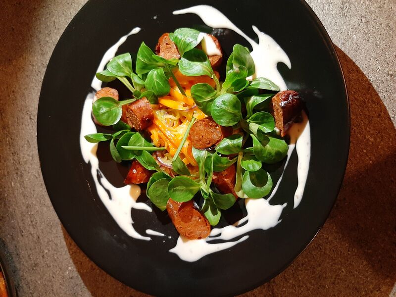 Petite entrée de mache, julienne carotte poireau et saucisse avec sa vinaigrette à la crème d'oignon rouge 