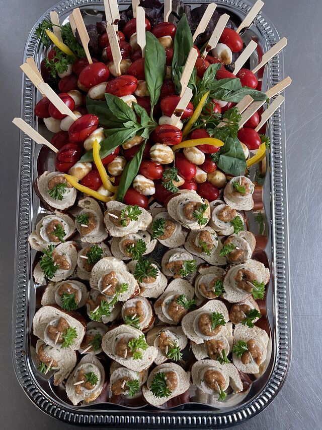 Tomate-Mozzarella-Spieße und unsere Bayerischen Laugenspieße