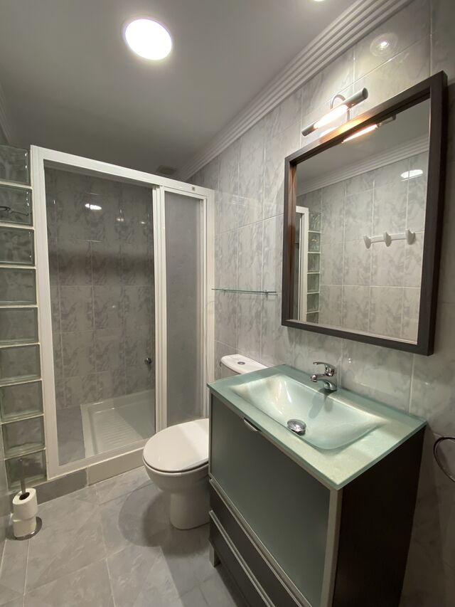 BAÑO COMPARTIDO. Habitaciones 1 y 2.