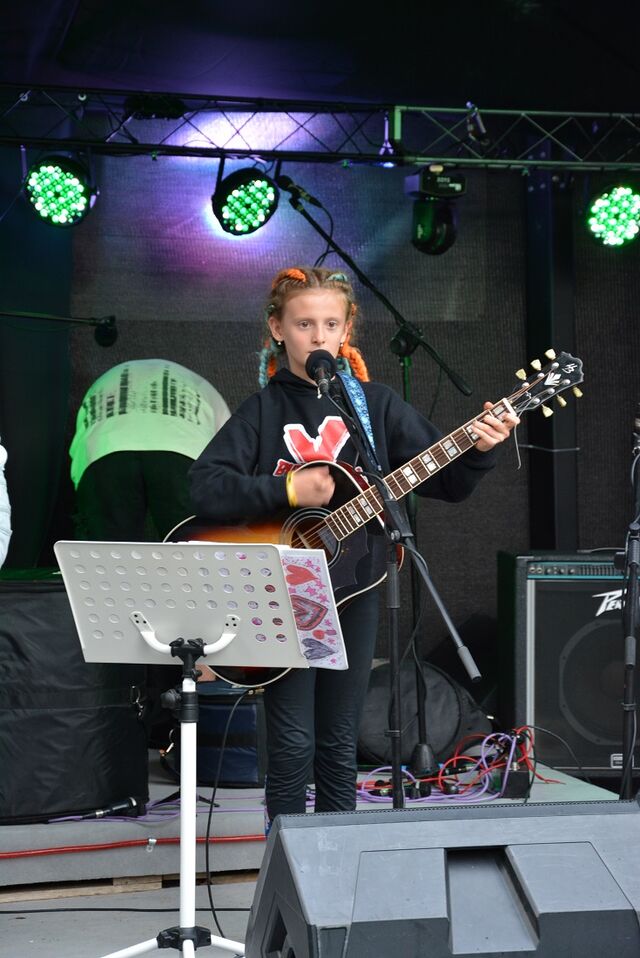 VYCHÁZEJÍCÍ ROCKOVÁ HVĚZDIČKA ŽOFKA