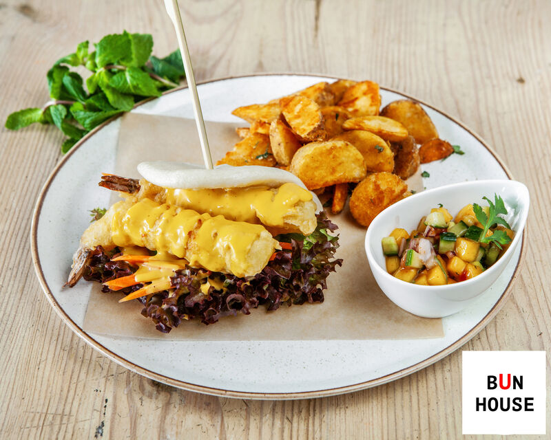 Bao Bun z krewetkami w tempurze na ostro, sosem mango-habanero, ogórkiem, marynowaną marchewką i sałatą