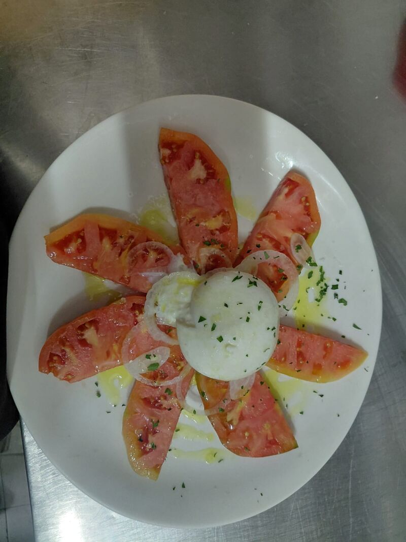 ENSALADA DE TOMATE Y QUESO BURRATA