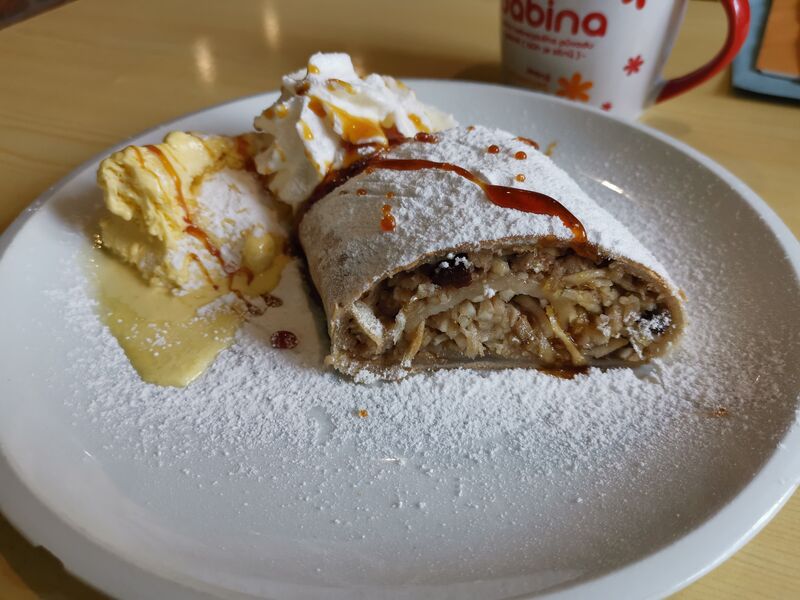 Jablečný štrůdl se zmrzlinou a šlehačkou