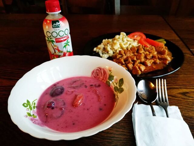 Ízelítő menüinkből...
Gyümölcsleves és sertéspörkölt nokedlivel.