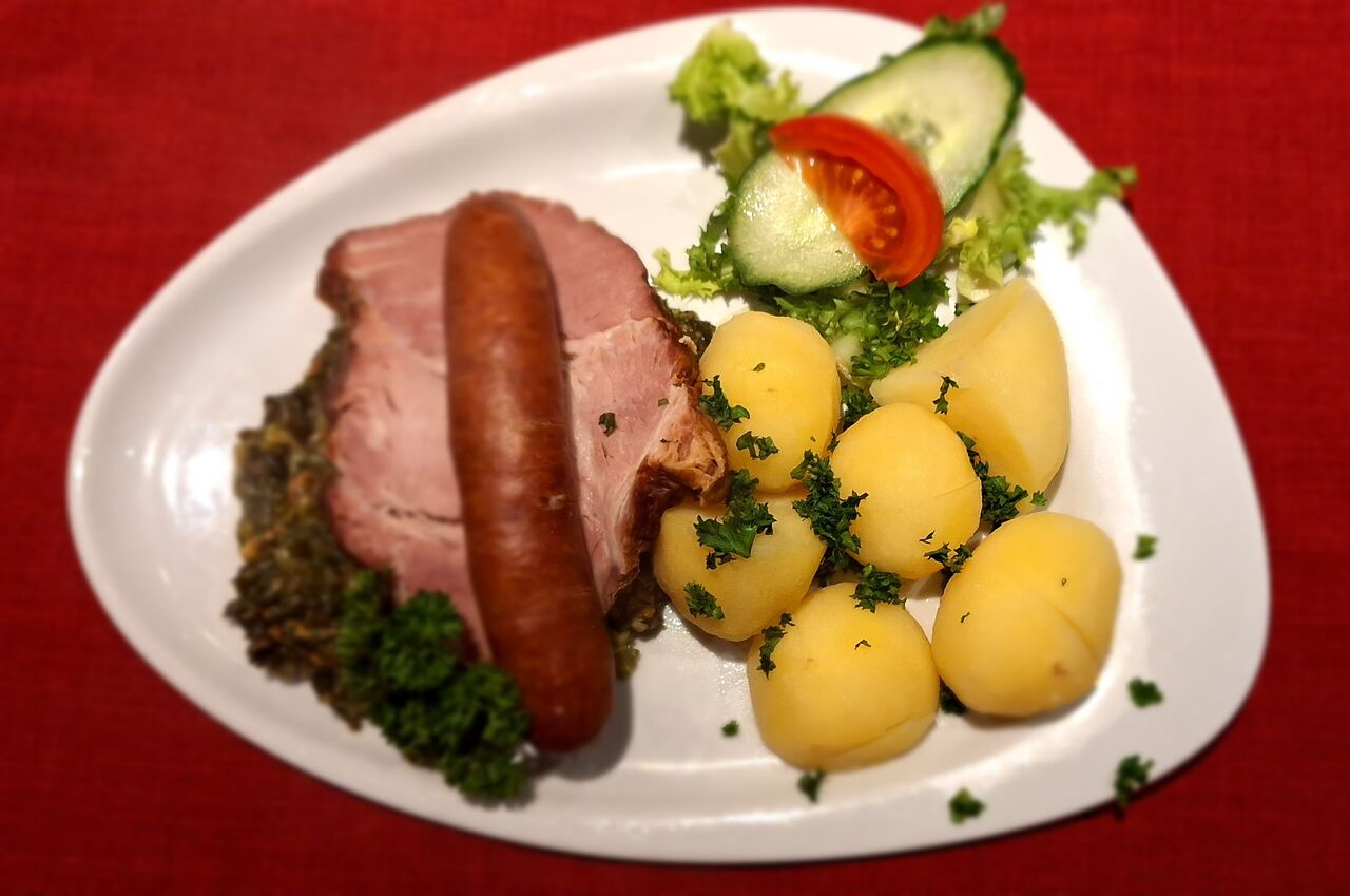 Grünkohl mit Kasselernacken, Mettenden und Petersilienkartoffen