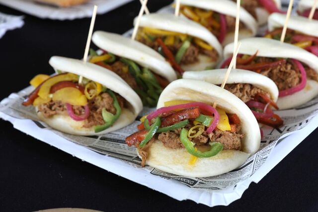 Pan Bao con cochinita pibil y ensalada de pimientos, formato coctel