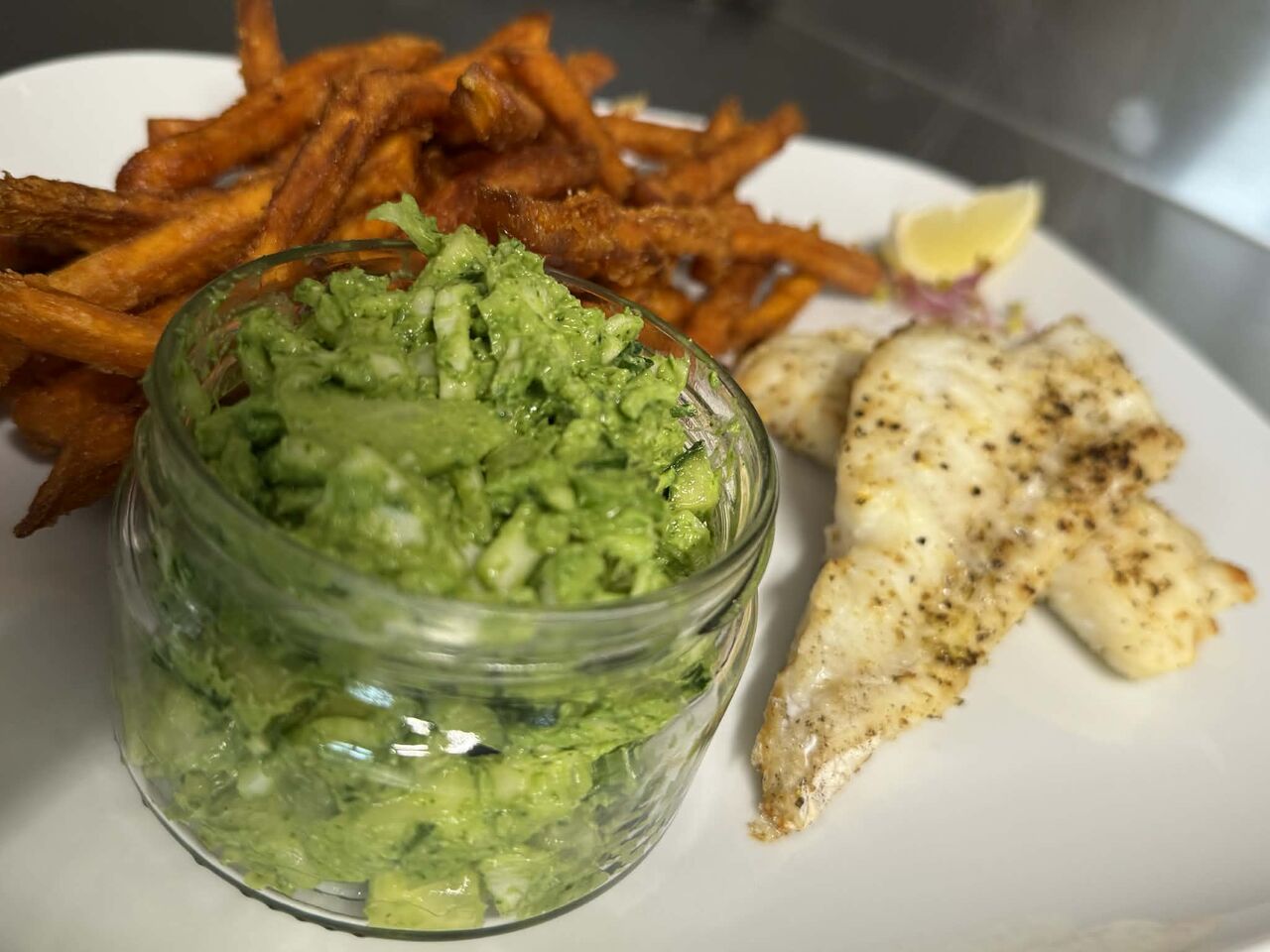 Dorsz polędwica z zieloną sałatką z sosem avocado oraz batatami 