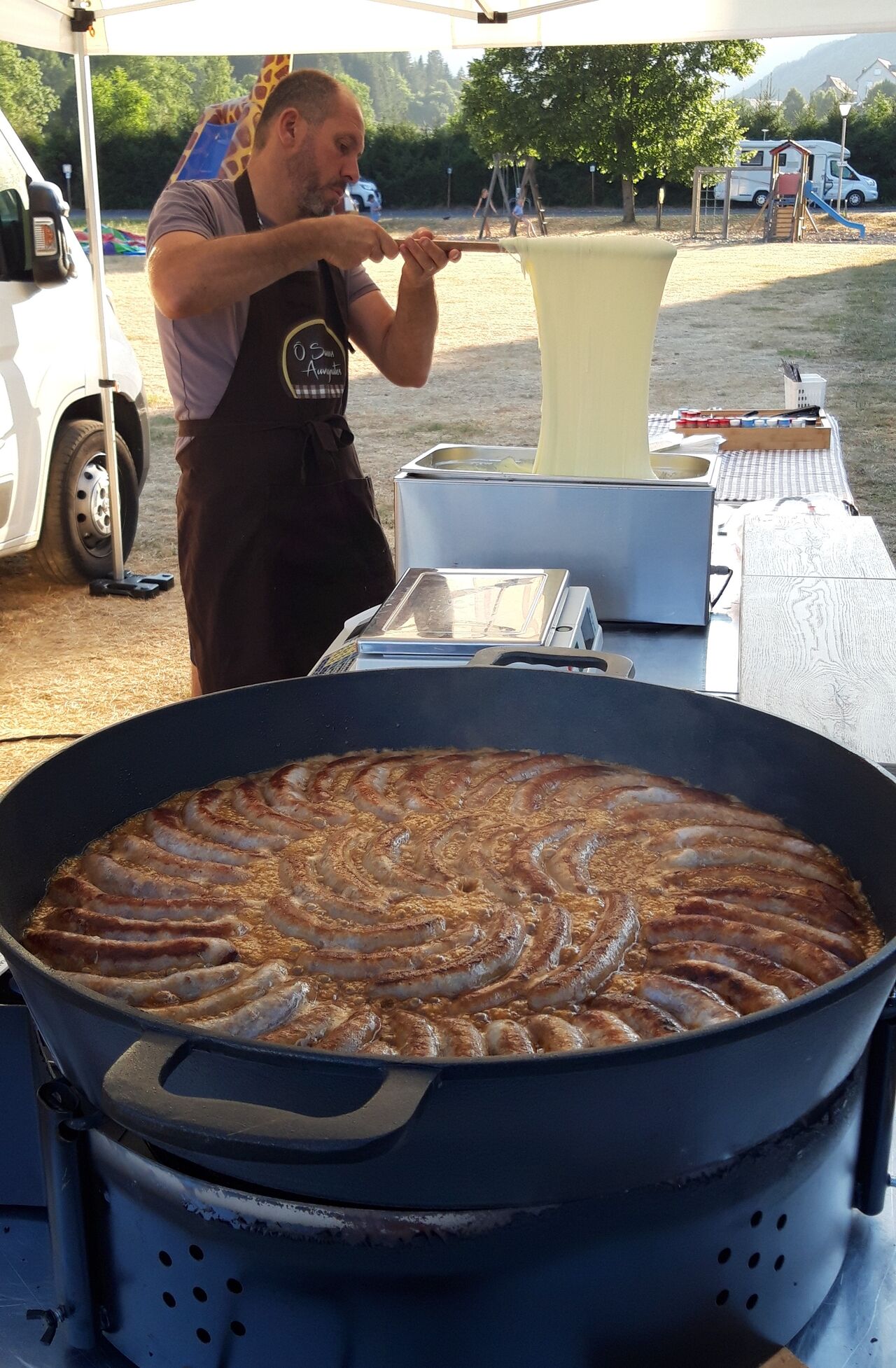 Saucisses grillées et aligot, purée de pommes de terre étirée avec de la tome fraîche