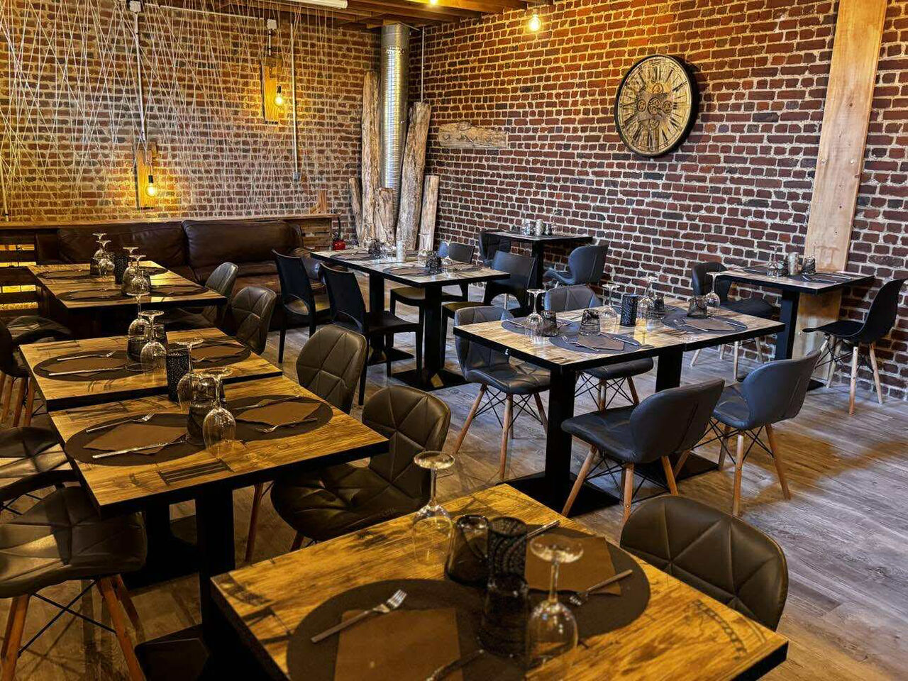 Salon privatif, capacité de 25 personnes, à table, 35 personnes en cocktail, écran et vidéo projecteur à disposition.