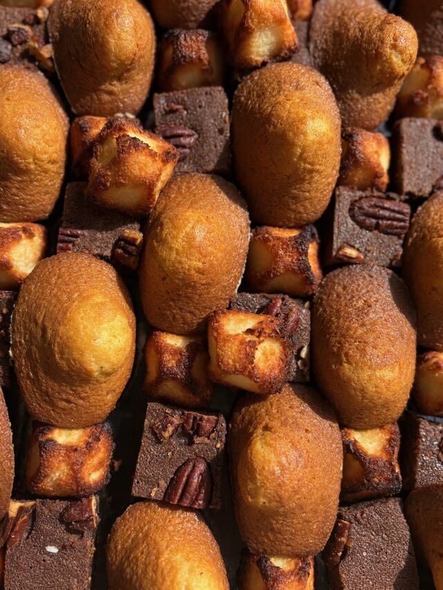 Plateau avec madeleine, brownie et rochers coco