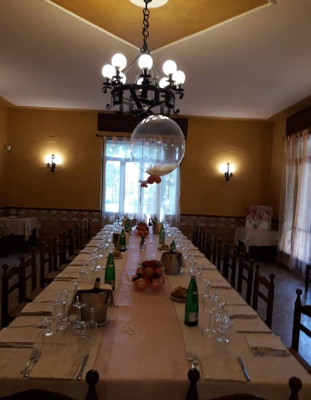 Ampia sala a disposizione per ricevimenti, ma anche un posto intimo se volete passare una serata con il vostro partner. 