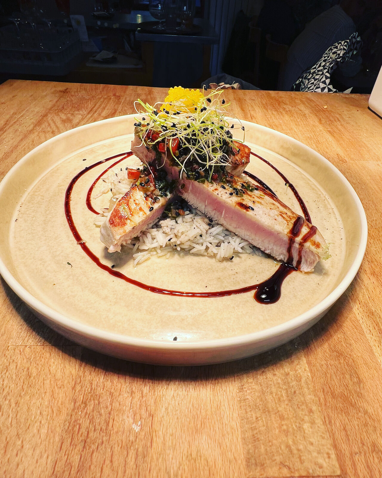 Le plat du moment. Allez retour d’espadon , riz au sésames, vierges de légumes