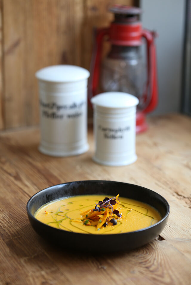 RoteLinsen-Kürbissuppe mit Koriander-Cashew-Limettenpesto
