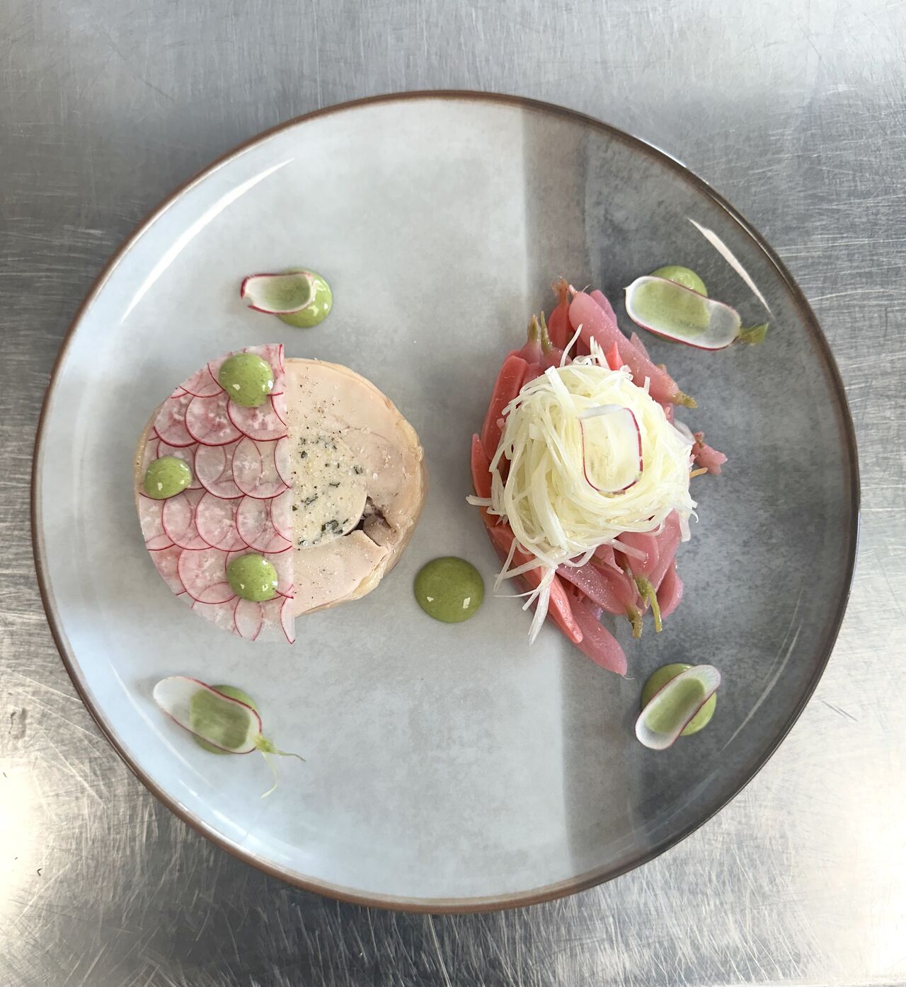 Médaillon de volaille, radis rose et noir, estragon et raifort