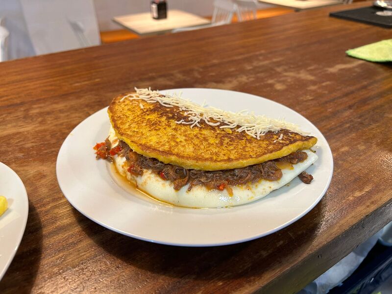 Cachapa con queso y ternera deshilachada