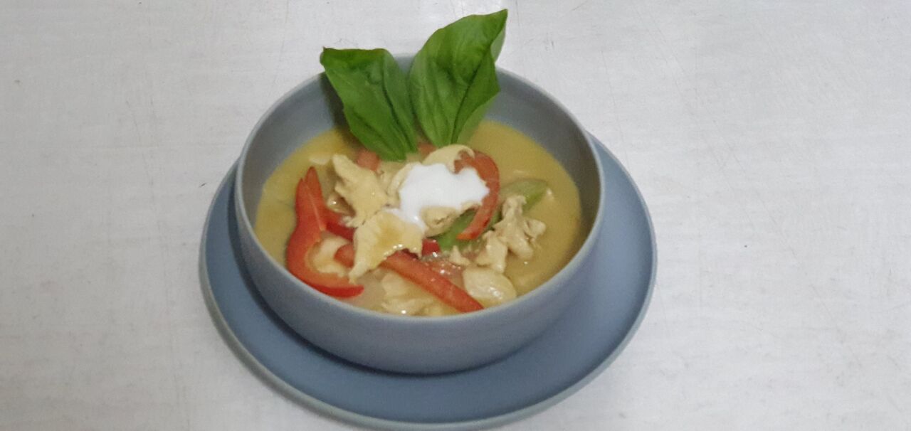 PLAT POULET AU CURRY VERT 