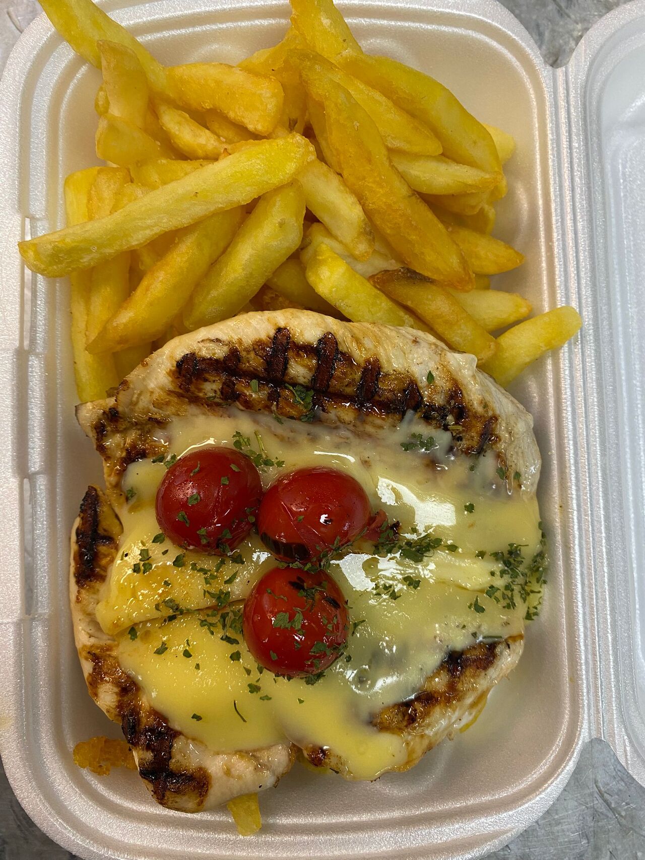 Piept de pui la grătar, gratinat cu cașcaval