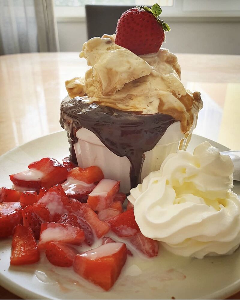 GrandGateau - Bolo quente, calda, sorvete, morango e chantili 