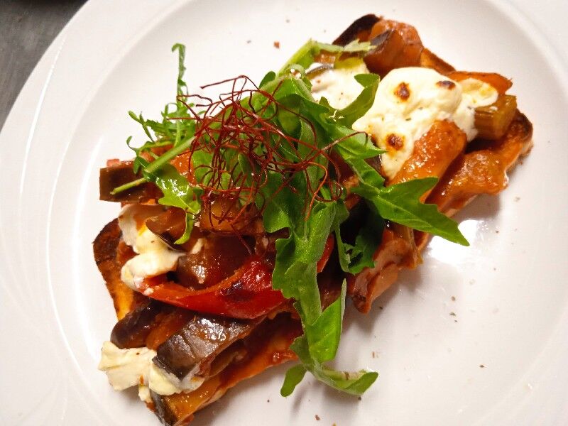 Toast mediterrane mit gegrilltem Gemüse und Fetakäse überbacken und mariniertem Ruccula