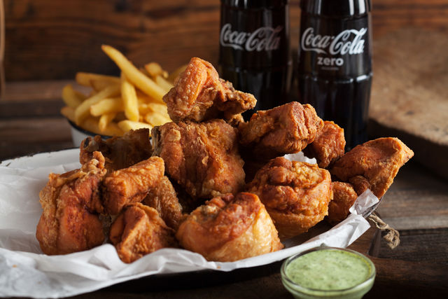 Nuestro delicioso Pollo, tierno por dentro crispy por fuera, con la salsa casera que tanto gusta....