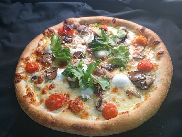 La Truffière: (Gamme préstige) Base crème,Mozzarella,tomates cerises,billes de mozzarella,mélange salade,Truffes d'été.19..50€