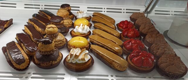 Tartelette chocolat, Tartelette fraises, éclair spéculoos, Tarte au citron, Religieuse, éclair chocolat.
