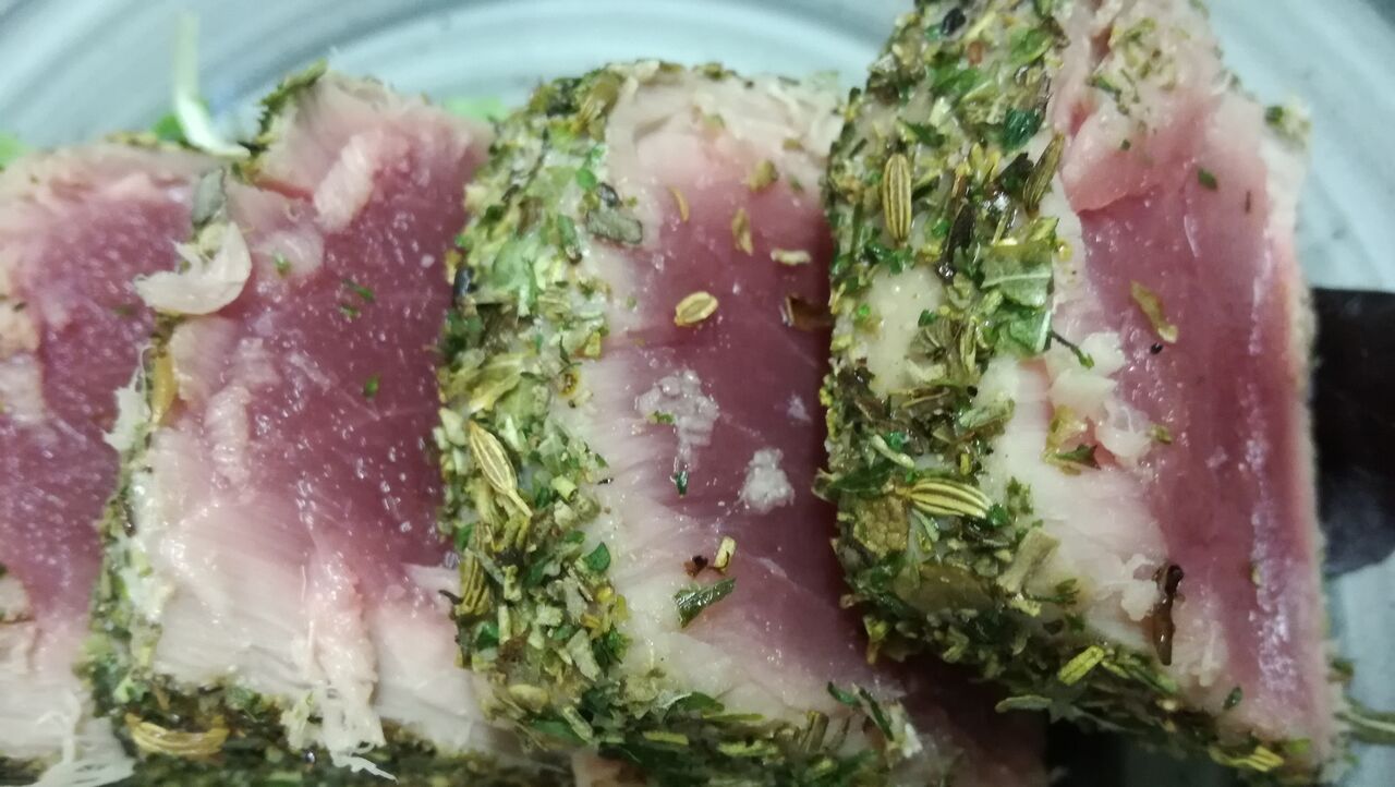 Tagliata di tonno con erbe aromatiche
