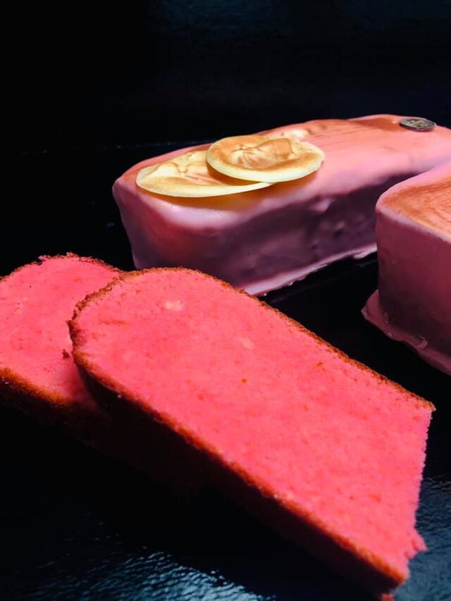 CAKE PIN-UP À base de chocolat blanc et biscuits roses de Reims.
Mesdames vous allez raffoler de sa couleur rose bonbon !!
