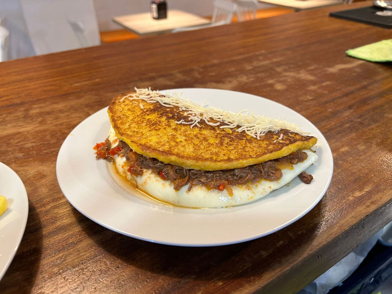 Cachapa con queso y ternera deshilachada