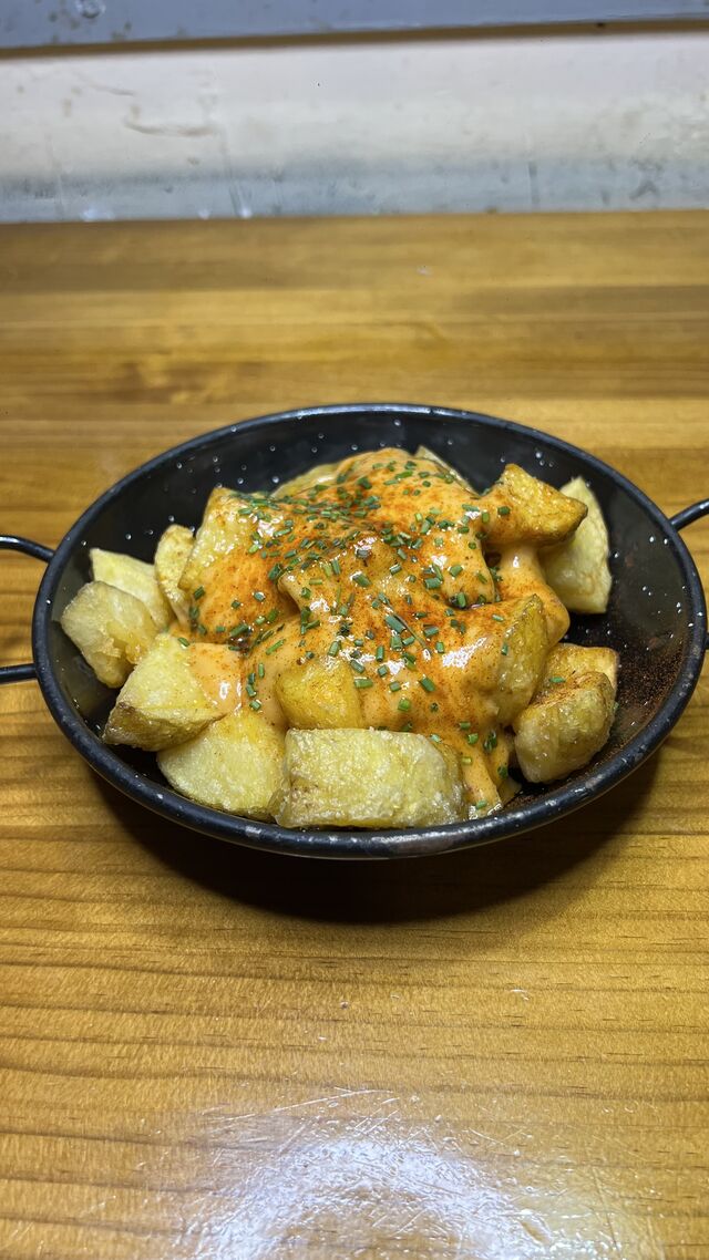 Patatas bravas con salsa chipotle