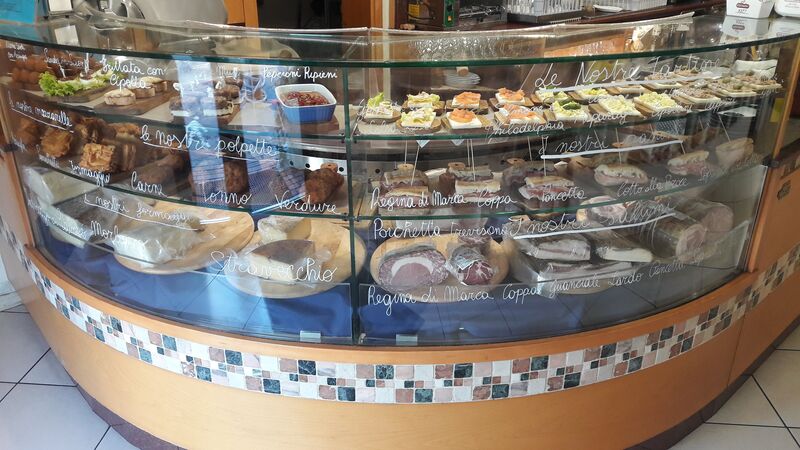 L'ingresso con vista vetrina dei nostri cicchetti