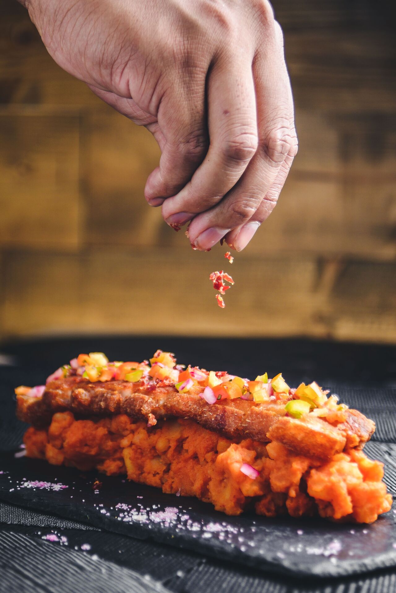 Torrezno casero con base de patata revolvona y crujiente de jamón