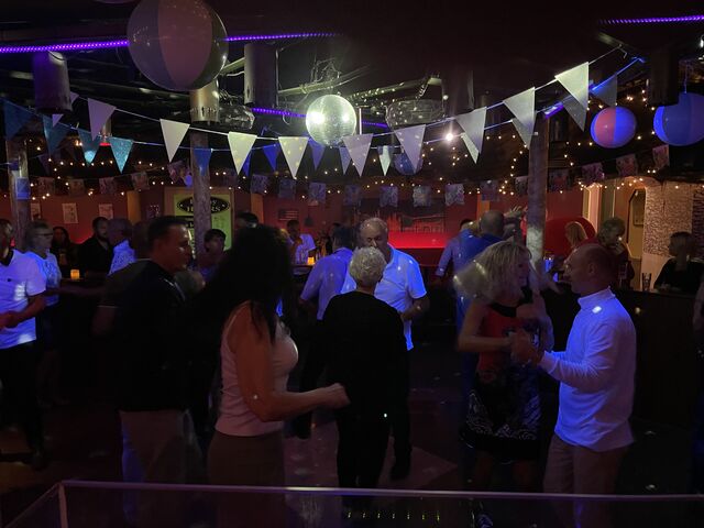 Tanzen, und Freunde treffen oder neue Freunde kennen lernen