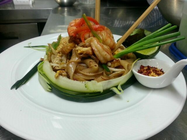 Phad Thai Gung, thailändische Reisnudeln mit Hummerkrabben