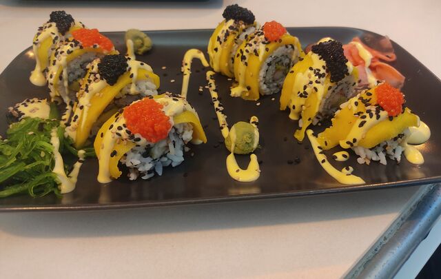 Crazy ebil roll (Uramaki de mango, langostinos y aguacate)