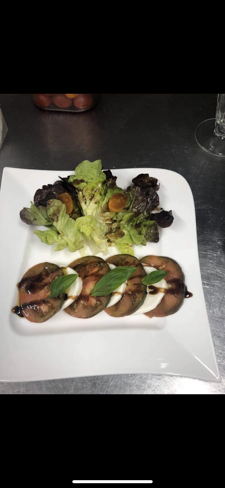 tomates mozarela créme balsamique au menu du jour