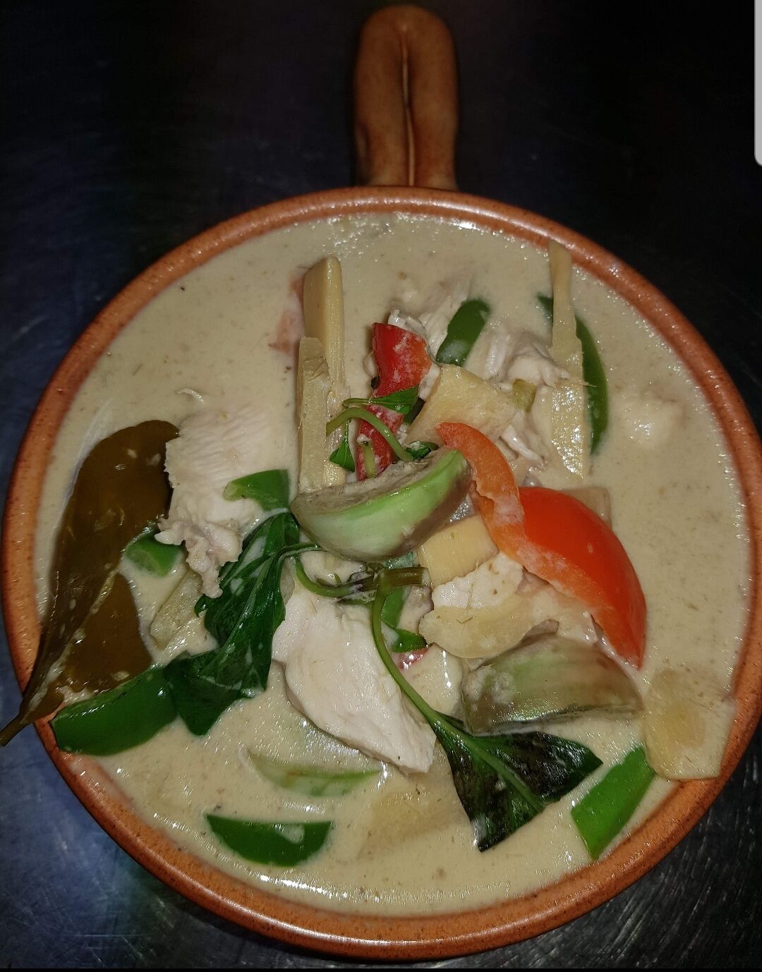 Nr. 29 Kip in groene kerrie, kokosmelk, Thaise aubergines en Thaise basilicum 