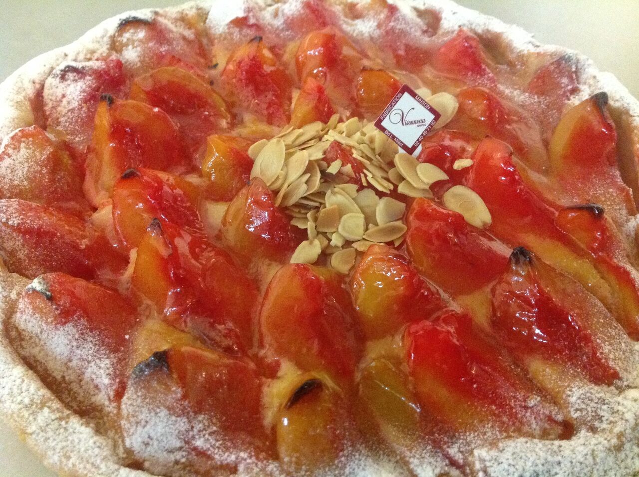 PÊCHÉ MIGNON : Pêches, fine couche de crème d'amandes sur une pâte feuilletée.
